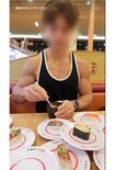 『かっぱ寿司』に生卵を持ち込む外国人男性(本人TikTokより)