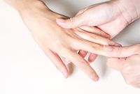 自律神経の乱れ、関節痛、高血圧、脳梗塞予防に効果アリ！ 中指もむだけ健康法