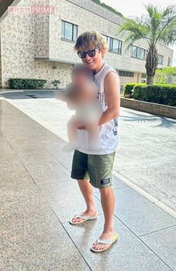 赤ちゃんを抱いて撮影に応じる上地雄輔は若々しいファッション