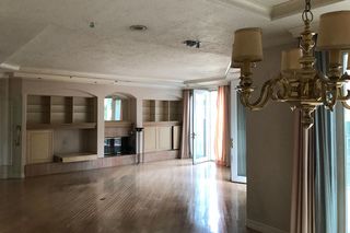 昨年5月に売りに出された都内の自宅。洋風の照明が残されていて、当時の生活感が漂っている