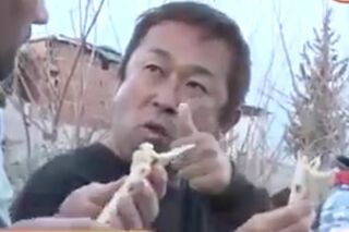 食糧が行き届かない被災地トルコで、ケバブを頬張り親指を立てるガーシー議員（FNNプライムオンラインより）