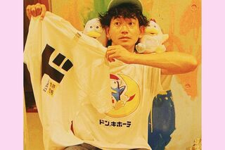 ドン・キホーテのキャラクター“ドンペン”Tシャツを着用し、店舗でお買い物。“親近感がある”と話題に（永山瑛太公式インスタグラムより）