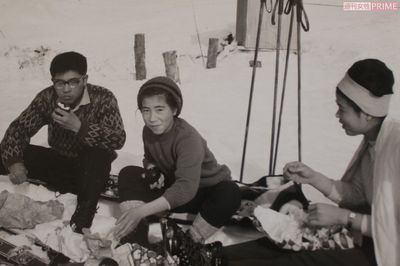 在宅ケアで看取った姉（写真右、秋山さんは中央）。きょうだいの中でもいちばん仲がよかった