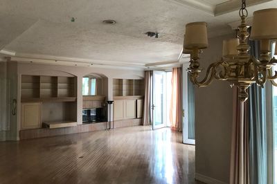 昨年5月に売りに出された都内の自宅。洋風の照明が残されていて、当時の生活感が漂っている