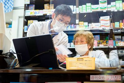 世界最高齢の現役薬剤師が孫と作り上げた「憩いの薬局」 お客の心をほぐす“言葉のくすり”とは？