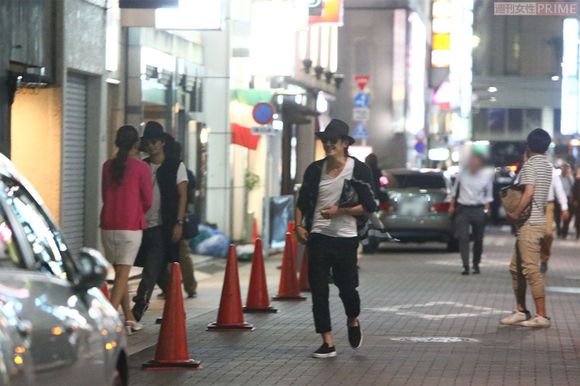 '15年、銀座で飲み歩いていた滝沢秀明&今井翼。2人ともハットにサングラス姿で、まるで兄弟のよう（1/4）