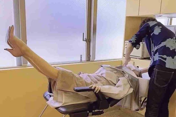 「人に迷惑がかからない」ことを確認したら、美容院でも腹筋（本人提供）