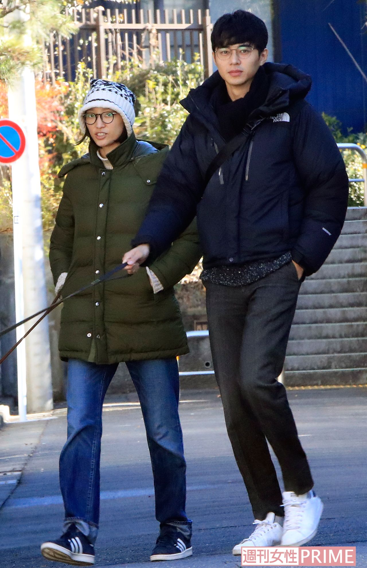 2016年12月8日、この日は双子ではなく2匹の愛犬を連れてお散歩に出かけた杏と東出夫婦