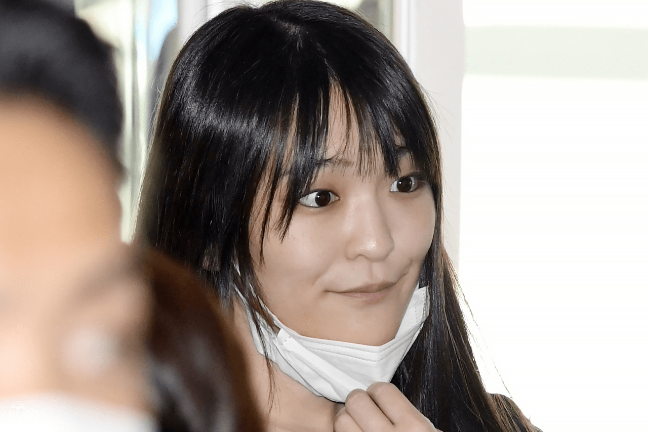 '21年11月、圭さんと一緒に米国へ渡った眞子さん。羽田空港にて