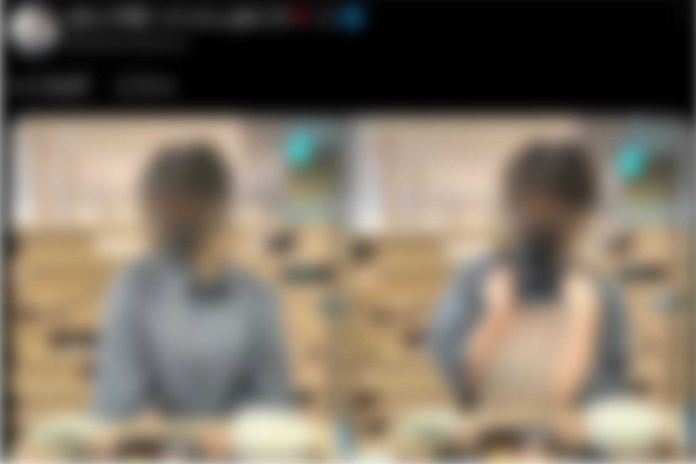 デパート内のとんかつ店とみられる場所で露出行為に及んだ、自称“Iカップ”の女性（Xより、現在は削除済み）