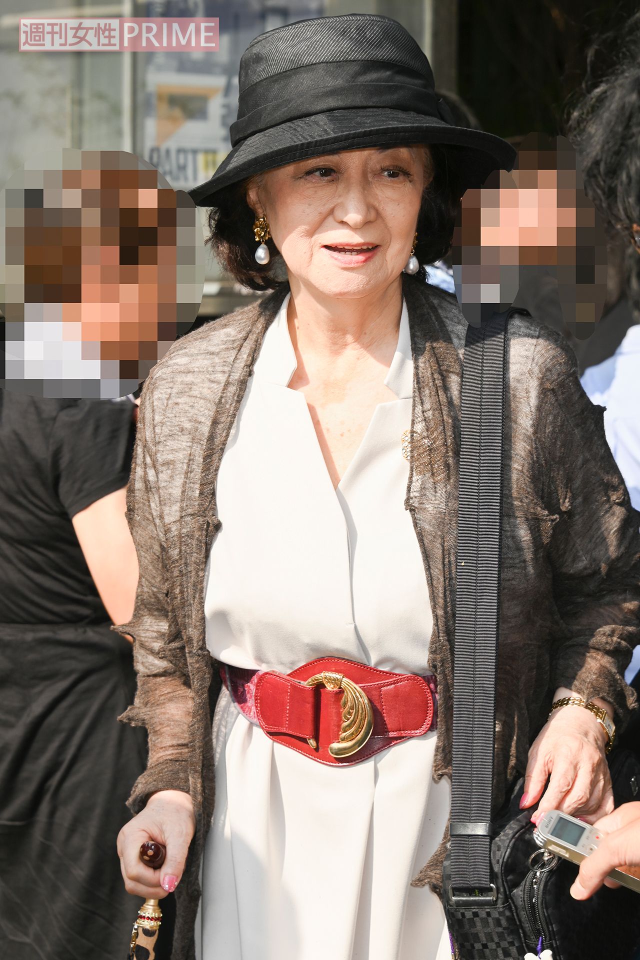 週刊女性の直撃にも、にこやかに対応する小山明子