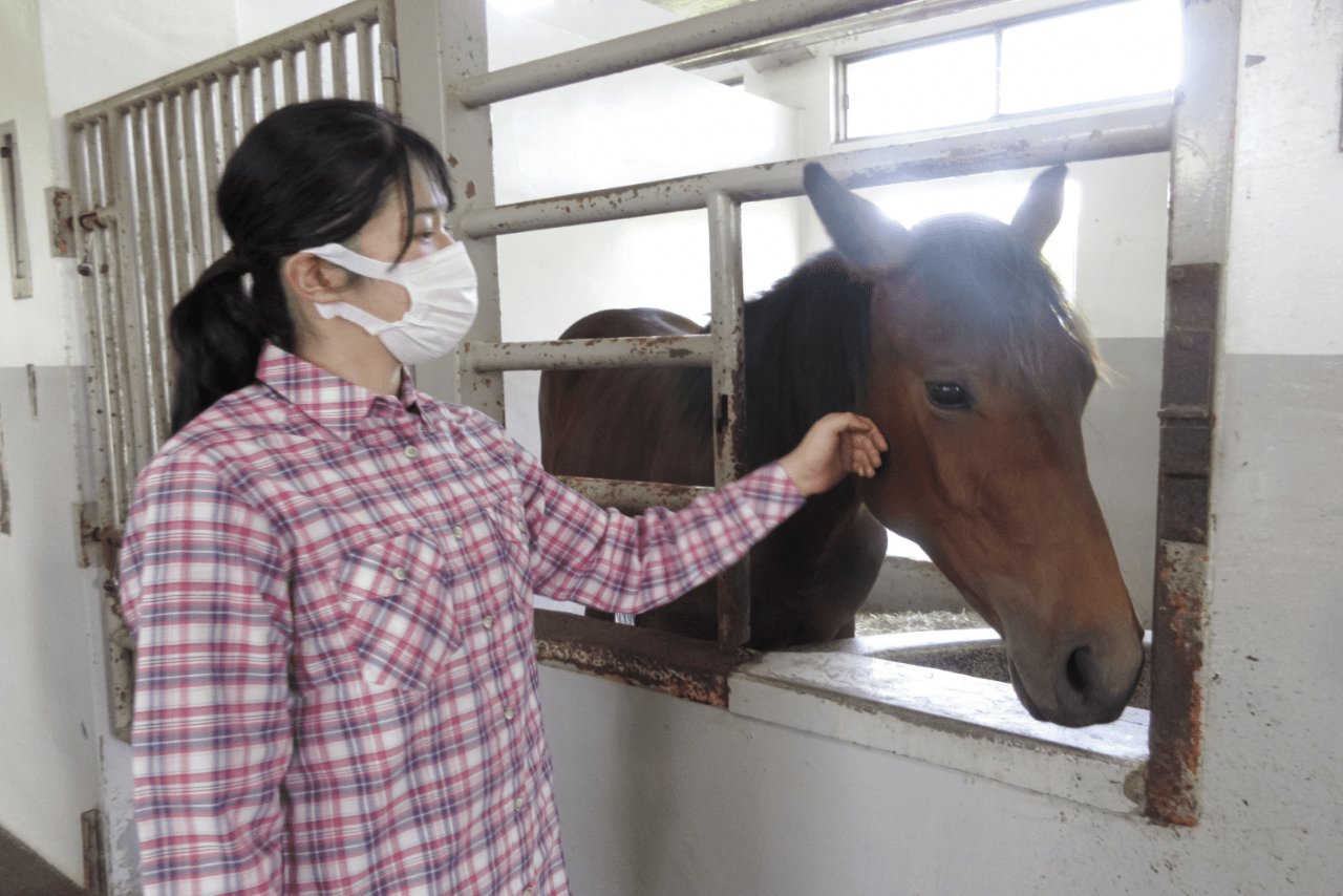御料牧場での静養中も同じチェック柄のシャツをお召しになっていた。プライベートでもリンクコーデを楽しむ仲良しぶりがうかがえる