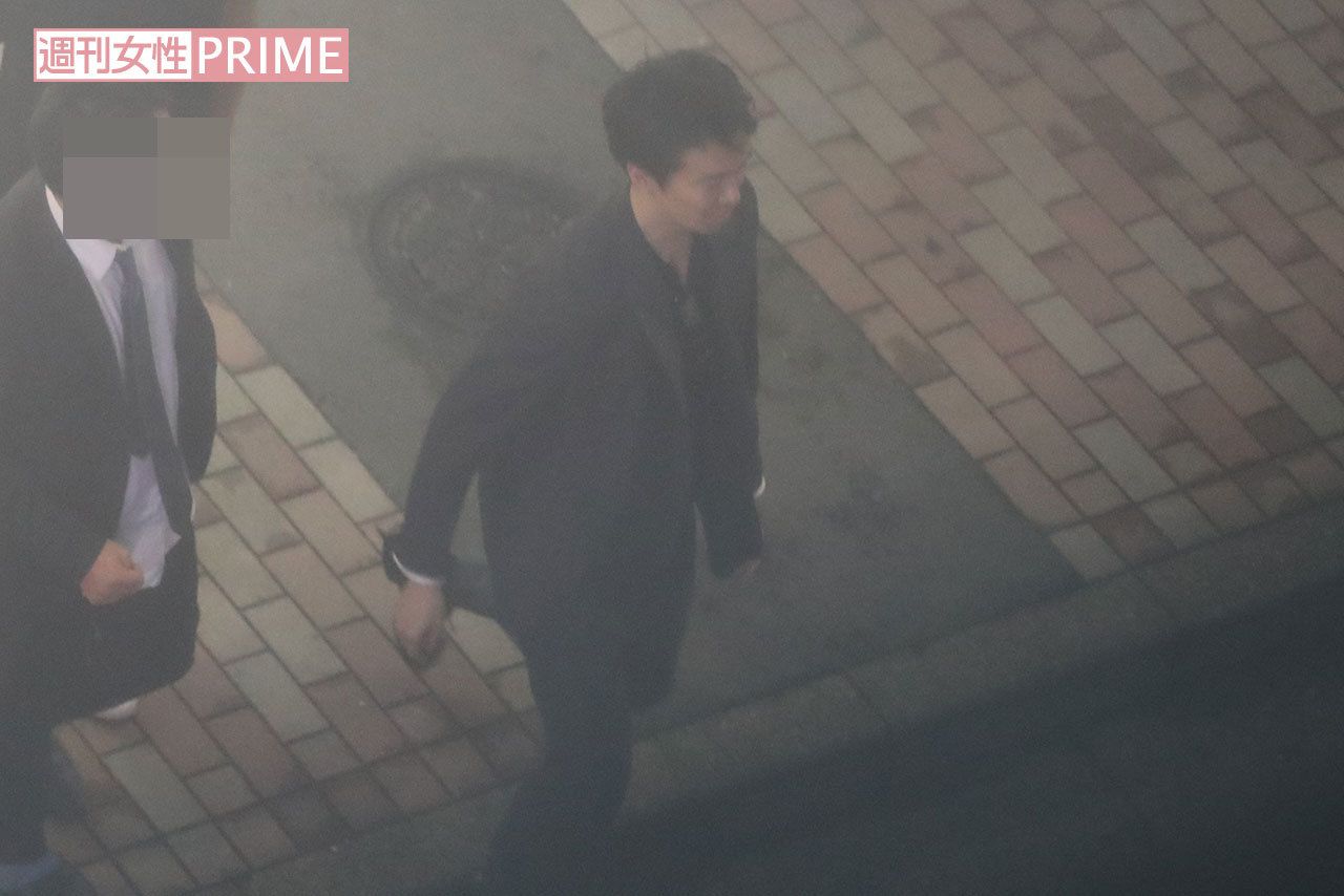 カラオケ店をあとにする長谷川博己 その３