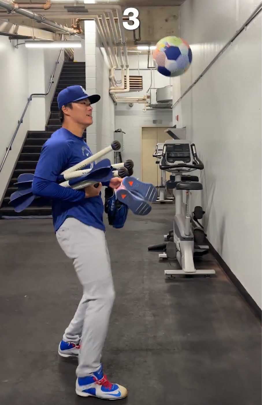リフティングに挑戦した山本由伸（公式Xより）