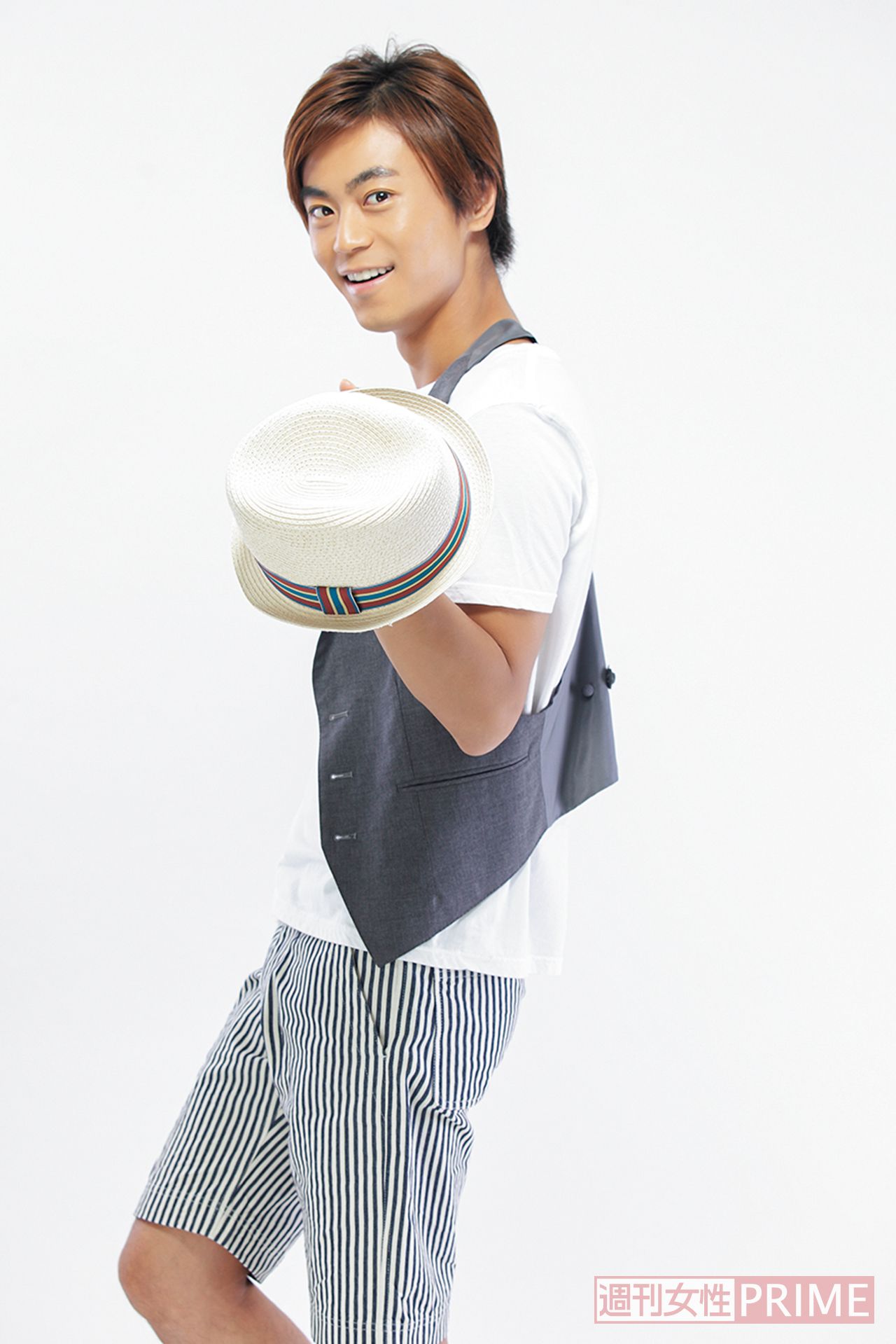 '09年7月。10周年記念曲第2弾『ときめきのルンバ』をリリース。「さらなる体力づくりを目標にジョギングを始めました。最近は自分なりに水泳もマスターしたので、おかげで夏風邪もひかないし、夏バテの心配もありません」　撮影／廣瀬靖士、本誌写真班