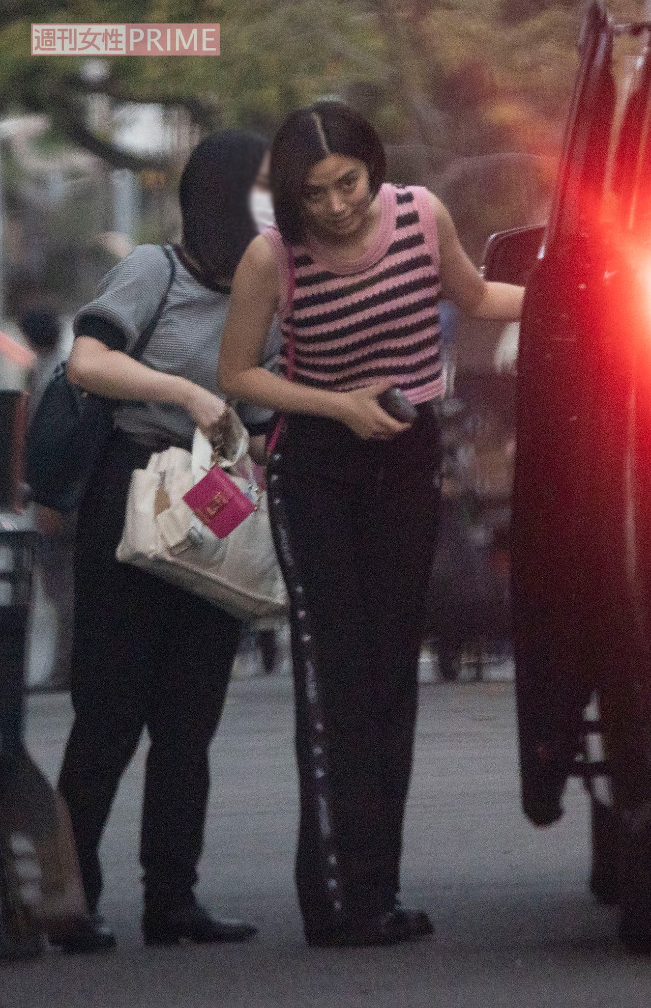 ドラマ『地面師たち』撮影終了後は、大胆なノースリーブで帰路に就いた池田エライザ（2023年9月）