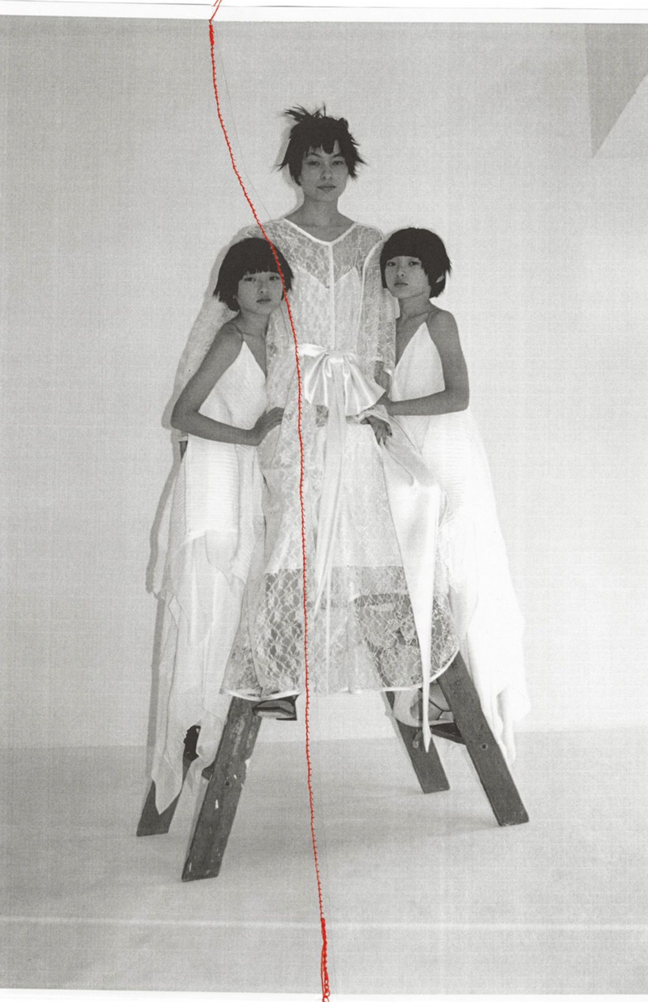 『ロエベ』の2020春夏コレクションを着てモデルを務めた太田莉菜と娘（『ロエベ・ジャパン』公式ツイッターより）