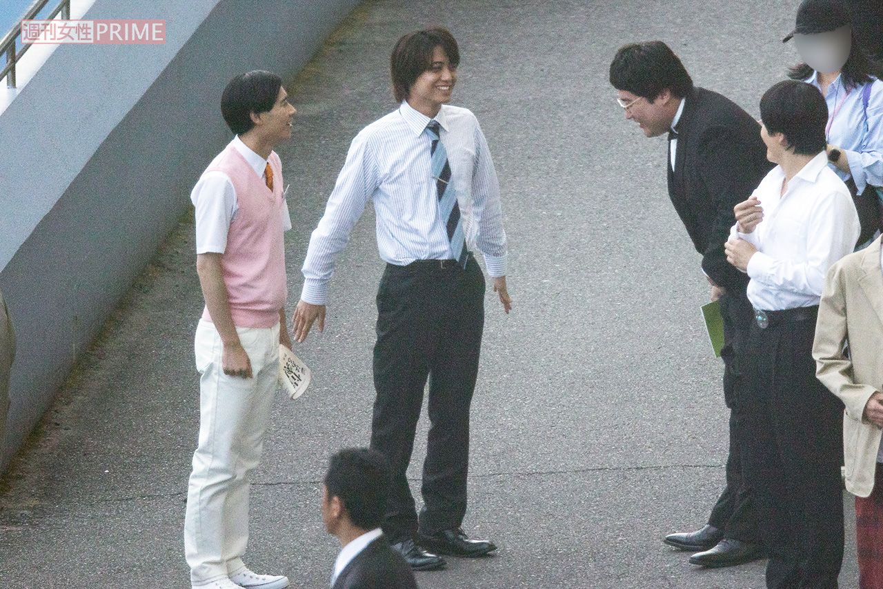 マヂカルラブリー村上にあいさつをする高橋海人と戸塚純貴