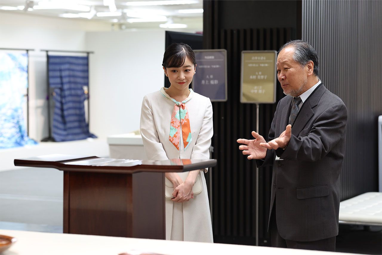 10月10日、京都にて。京友禅のスカーフを身につけられている