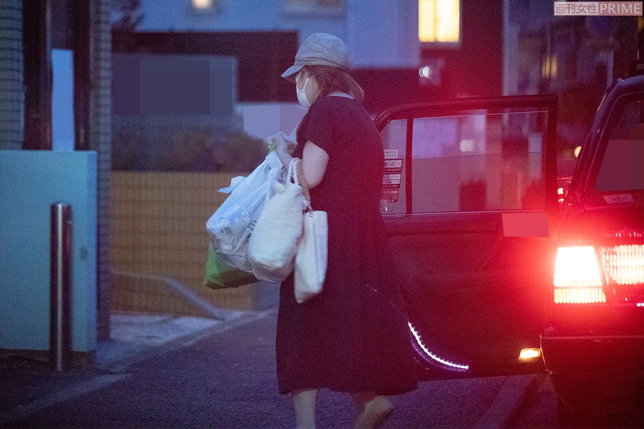 週刊女性が直撃した夜、出勤時と同じようにタクシーに乗って帰宅した小室佳代さん