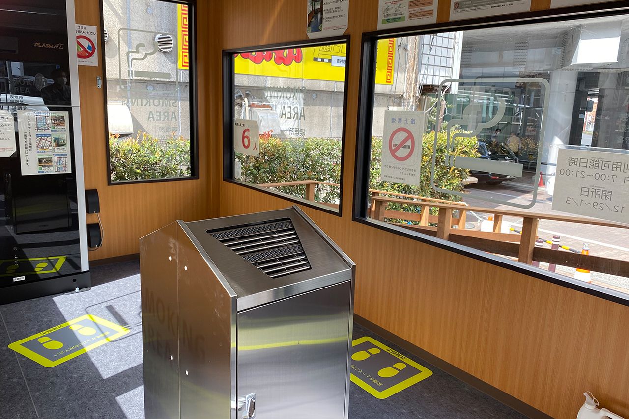 吉祥寺駅に設置された喫煙トレーラーハウスの内観
