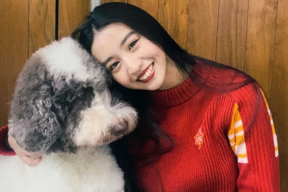 12月25日、愛犬とリラックスしている写真をアップした (Koki,公式インスタグラムより)