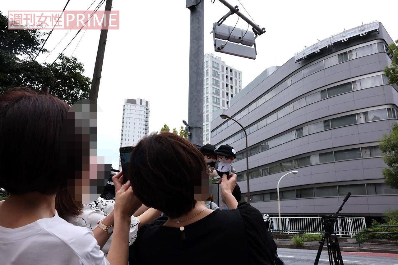 ジャニーズ事務所本社で記念撮影をする女性ファン