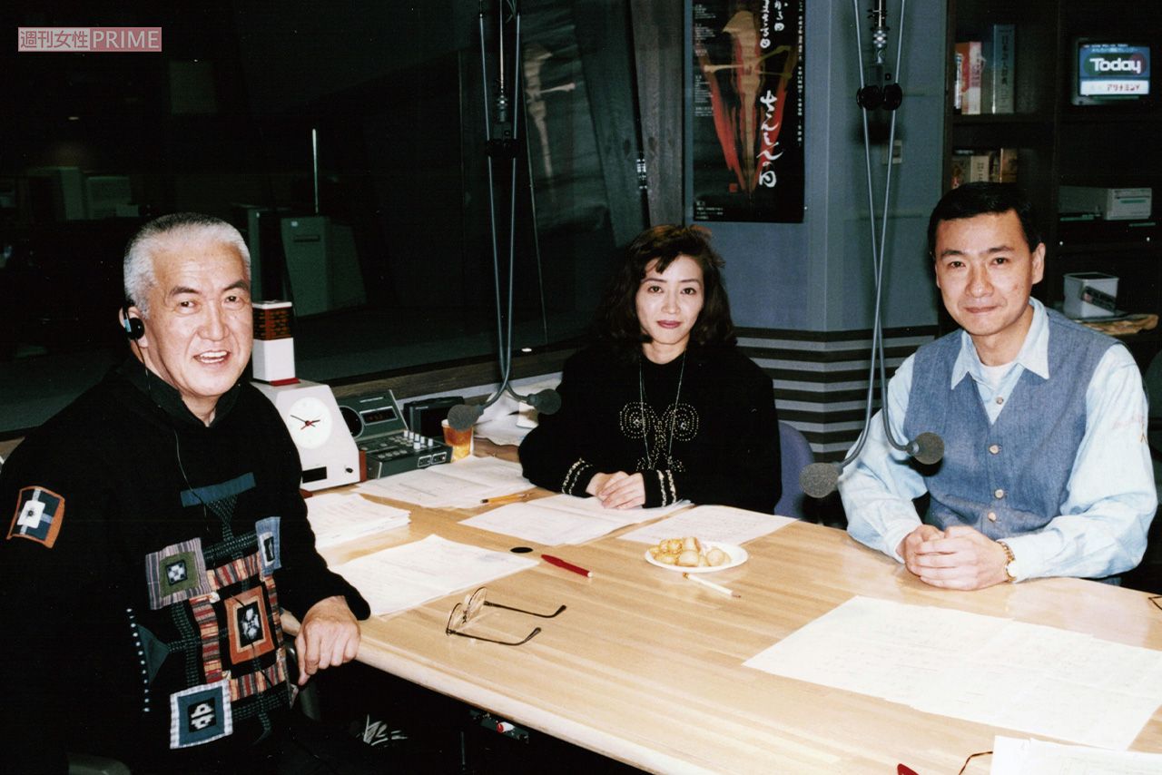 '95年2月、永六輔さんとアナウンサーの長峰由紀さんのラジオ番組にゲスト出演した久米さん（永麻理さん提供）