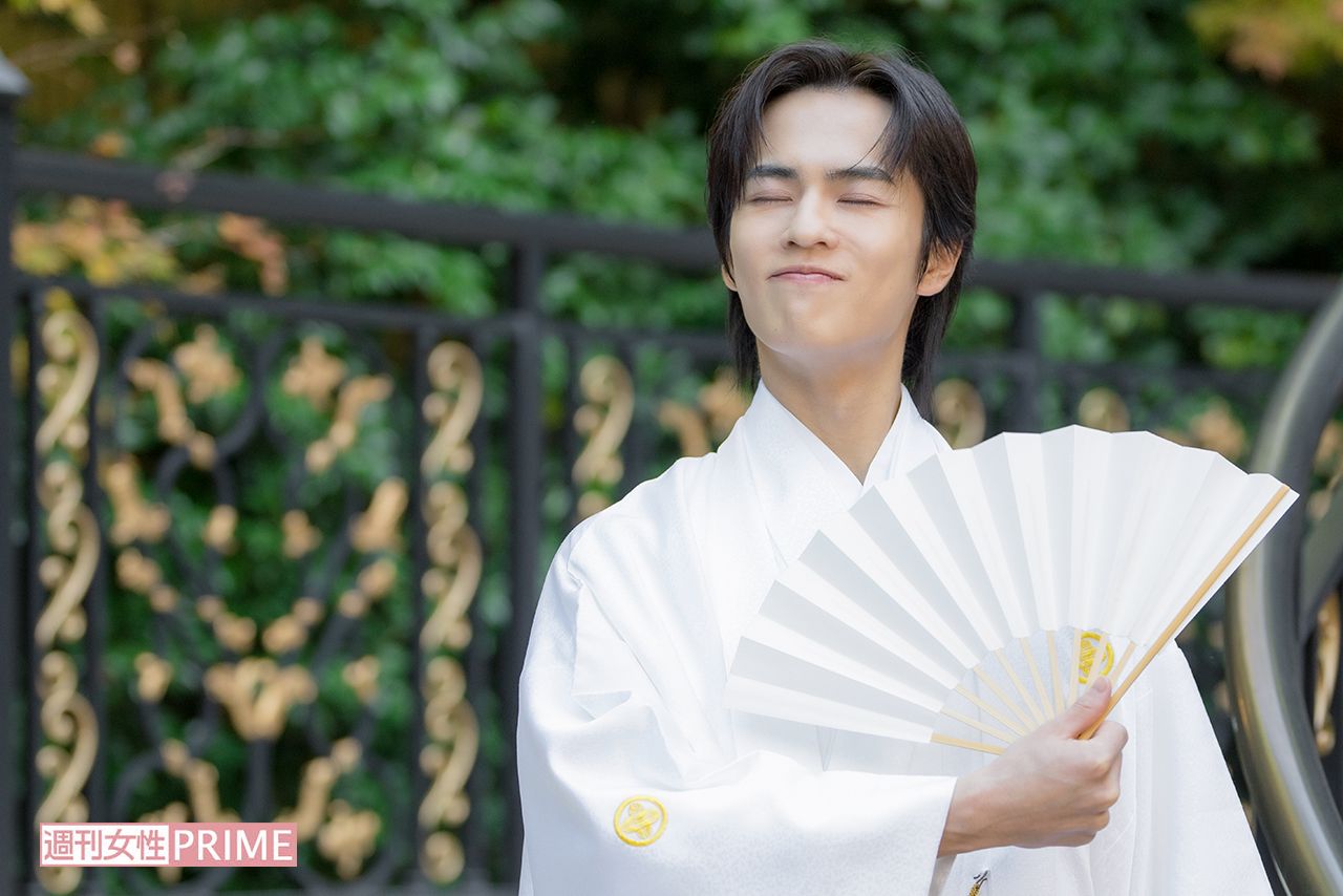 オスカープロモーション２０２５年新春晴れ着撮影会にて奥野壮。扇子を手に変顔？