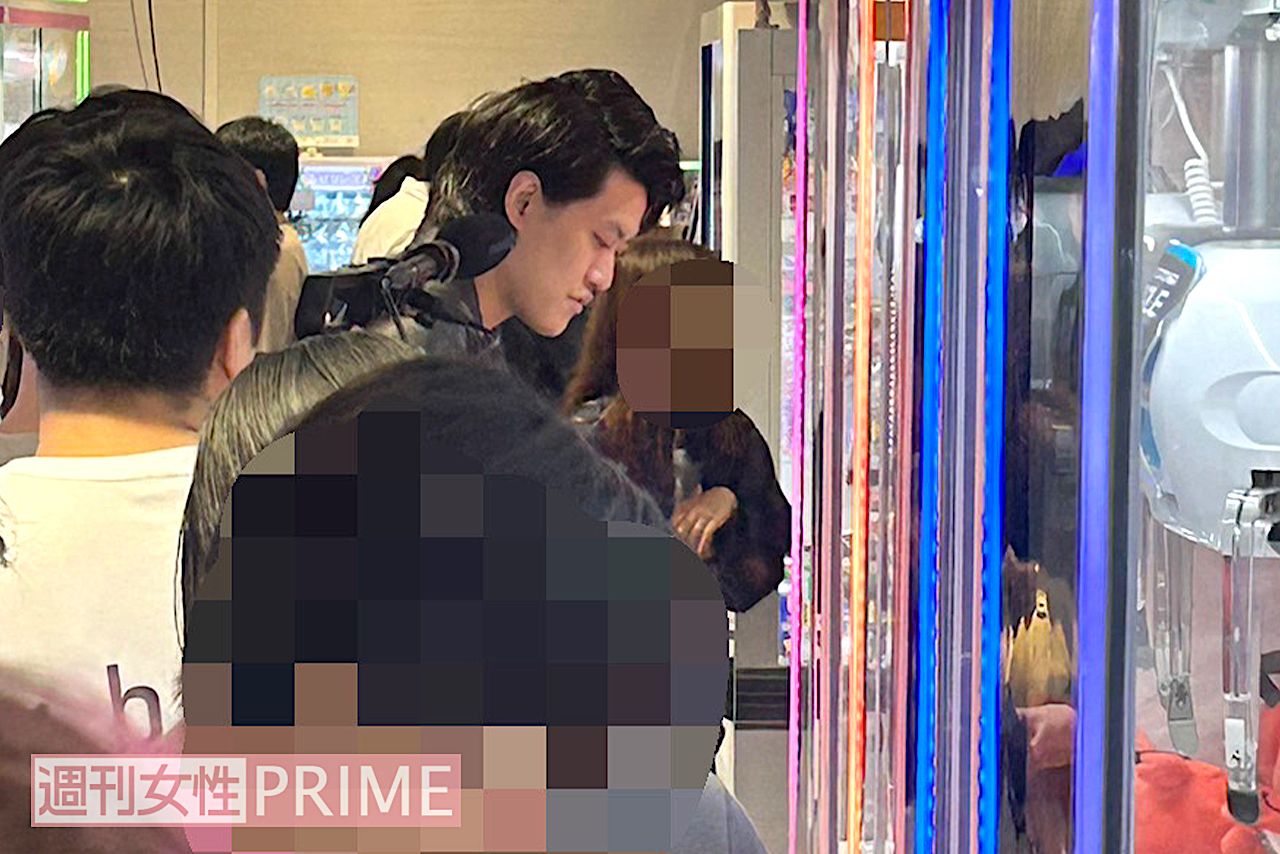 ゲームセンターで居残り練習をする粗品