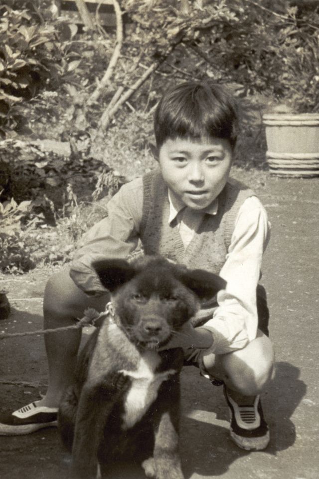 当時飼っていた秋田犬のテルに話しかけ吃音を克服する練習に励んだ小学生時代