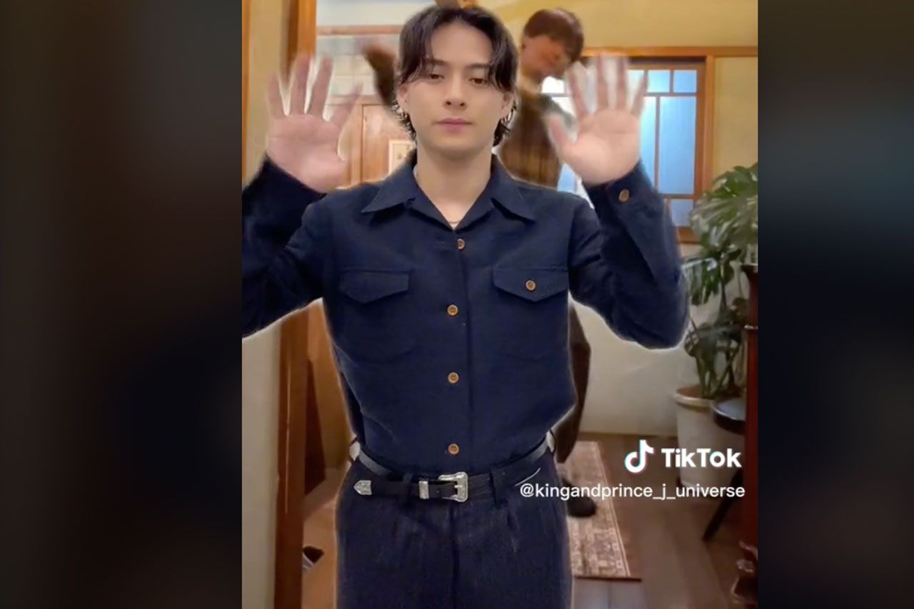 永瀬廉が出演のドラマ『夕暮れに、手をつなぐ』のEDに合わせて踊る平野紫耀（King & Princeの公式TikTokより）