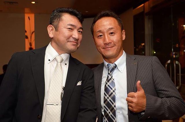 青森山田高サッカー部の黒田監督（右）と。他競技の指導者からも一目置かれる存在