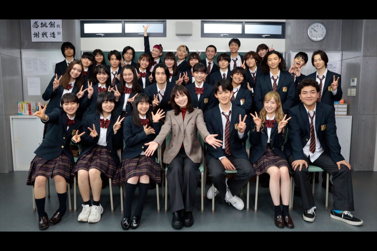 主演の松岡茉優が中央で、その左には芦田愛菜が座っている。同年代の生徒役とは格が違うようだ（『最高の教師』公式HPより）