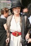 週刊女性の直撃にも、にこやかに対応する小山明子
