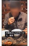 つまようじで歯を掃除する男性客 1/4