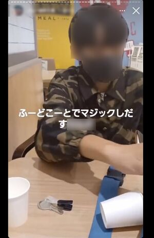 寿司に消毒スプレーを噴射したと思しき少年はフードコートでも大量のコップを“マジック用”に消費して（インスタグラムより）