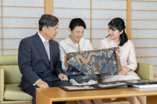 60歳：2023年還暦を迎えられた雅子さま天皇陛下と愛子さまとご一緒に。（写真提供／宮内庁）