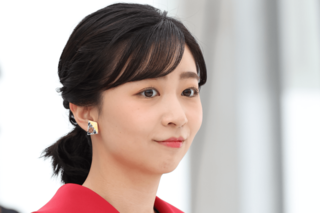 10月14日、佐賀県を訪問された佳子さま。『器とデザイン』の有田焼のイヤリングをご着用