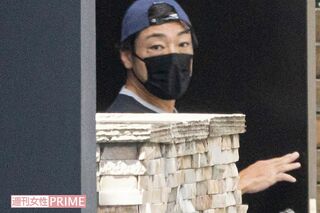 騒動直後の9月初旬に、周囲を警戒しながら自宅を出ようとする香川照之