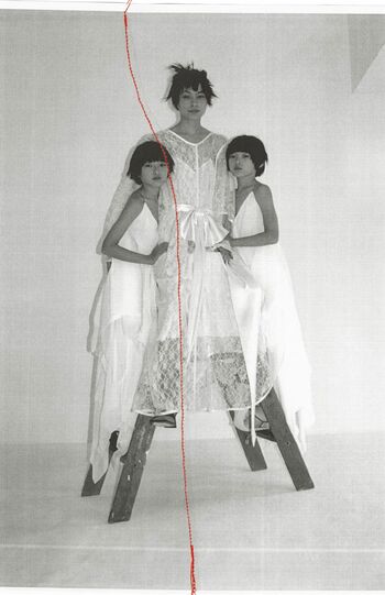 『ロエベ』の2020春夏コレクションを着てモデルを務めた太田莉菜と娘（『ロエベ・ジャパン』公式ツイッターより）