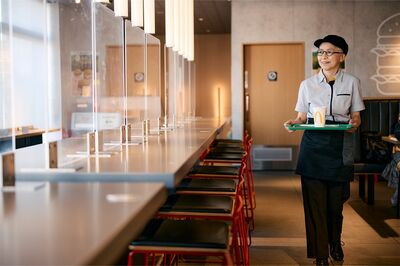 マクドナルドのニューヨークスタイルでスタイリッシュな店内がお気に入り♪（写真／林ひろし）『72歳、好きな服で心が弾む、ひとり暮らし』から抜粋