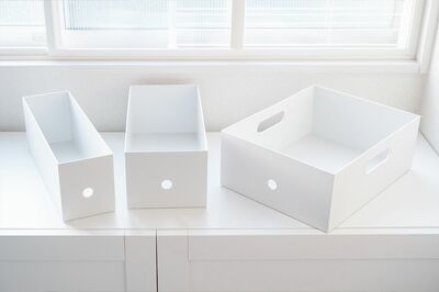 ポリプロピレンファイルボックススタンダードタイプ「同じジャンルのものは、ファイルボックスにまとめて収納。色や素材をそろえると見た目もスッキリ」290円～／無印良品　写真／フジモリタイシ、ヒラヤマタイジロー（『スキマをうめる収納ルール』より）