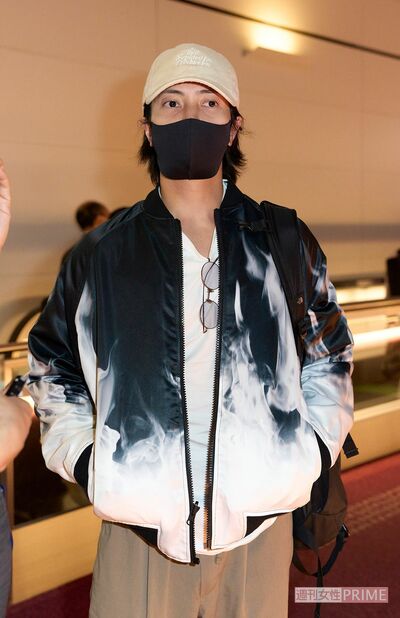 ミラノコレクションの会場でも着用していたブルゾンを羽織って颯爽と帰国した山下智久（2022年）