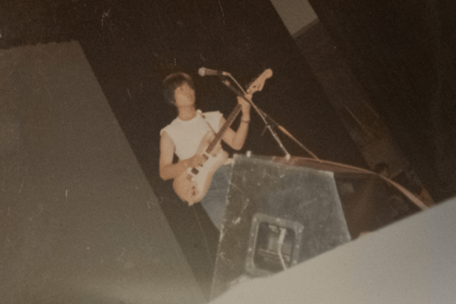 中学2年生のときからギターを弾き始めた。現在は手先のトレーニングを兼ねて自宅でひとりで弾いているそう。