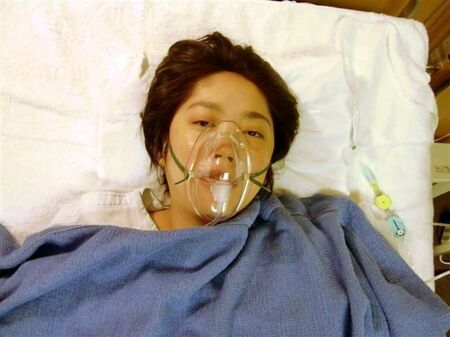 円錐切除手術の直後の原千晶さん。麻酔が切れた原さんのそばにいてくれたのは、現在の夫