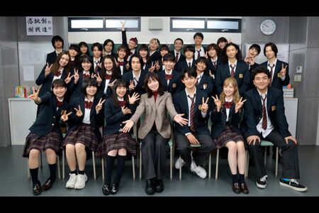 主演の松岡茉優が中央で、その左には芦田愛菜が座っている。同年代の生徒役とは格が違うようだ（『最高の教師』公式HPより）