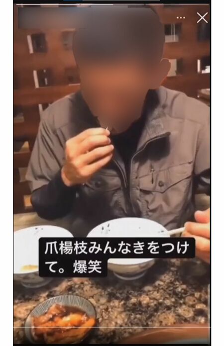 つまようじで歯を掃除する男性客　1/4