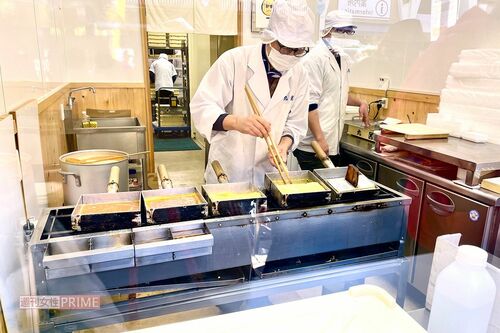 熟練の職人が作る焼きたての玉子焼は大人気。ミルフィーユ状に丸めるところは必見だ