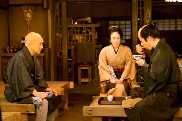 澪は、料理に厳しい指摘をする小松原（右）に、次第に惹かれていく。左は、澪に料理を任せている種市　(c)NHK